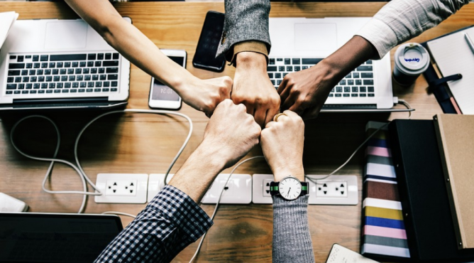 Teamwork Titelbild zu »Teamwork – Wie wichtig ist ein Sicherheitsnetz, das dich vor dem Stürzen schützt?«