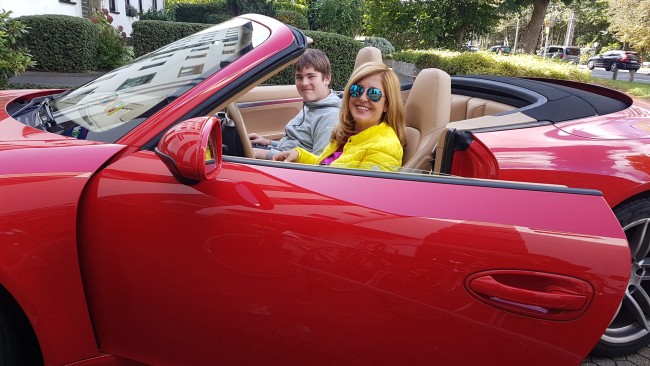Nelly Kostadinova mit Schülerpraktikant Liam in ihrem roten Porsche Nelly Kostadinova mit Schülerpraktikant Liam in ihrem roten Porsche