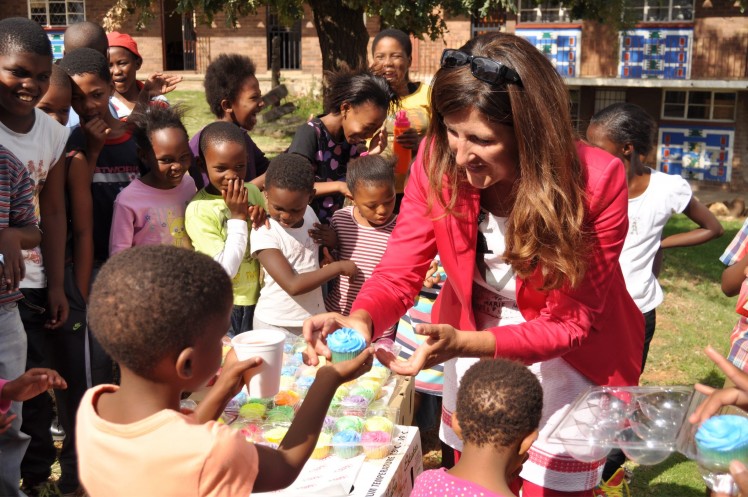 Nelly Kostadinova mit Kindern in Südafrika