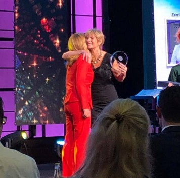 Nelly Kostadinova überreicht Alice Mari Westphal den Award Woman of the Year 2019