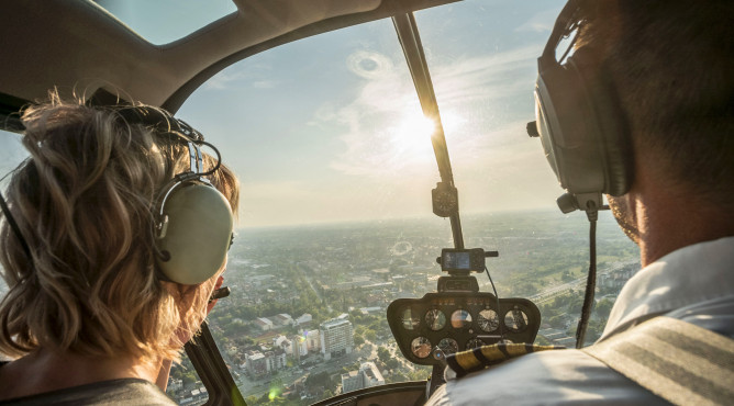 Als Führungskraft, die adaptiv führt, brauchst du immer mal wieder den Helikopterblick, um von oben aufs Ganze zu schauen und zu erkennen Titelbild zu »Meine 52 besten Tipps für dein starkes Unternehmen 2021 – Tipp 36: So meisterst du Komplexität erfolgreich!«